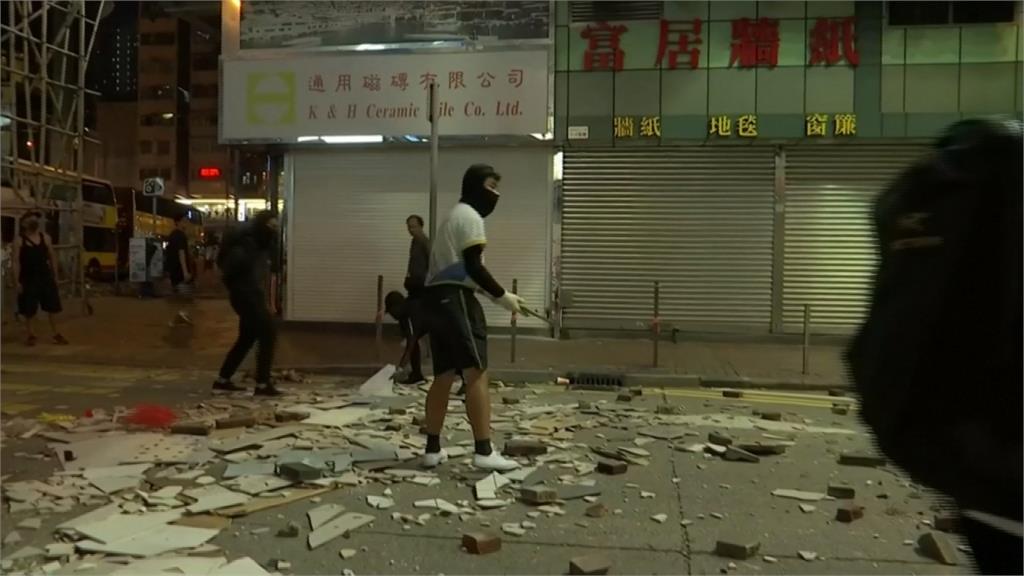 香港三罷警實彈射擊 中彈青年性命垂危