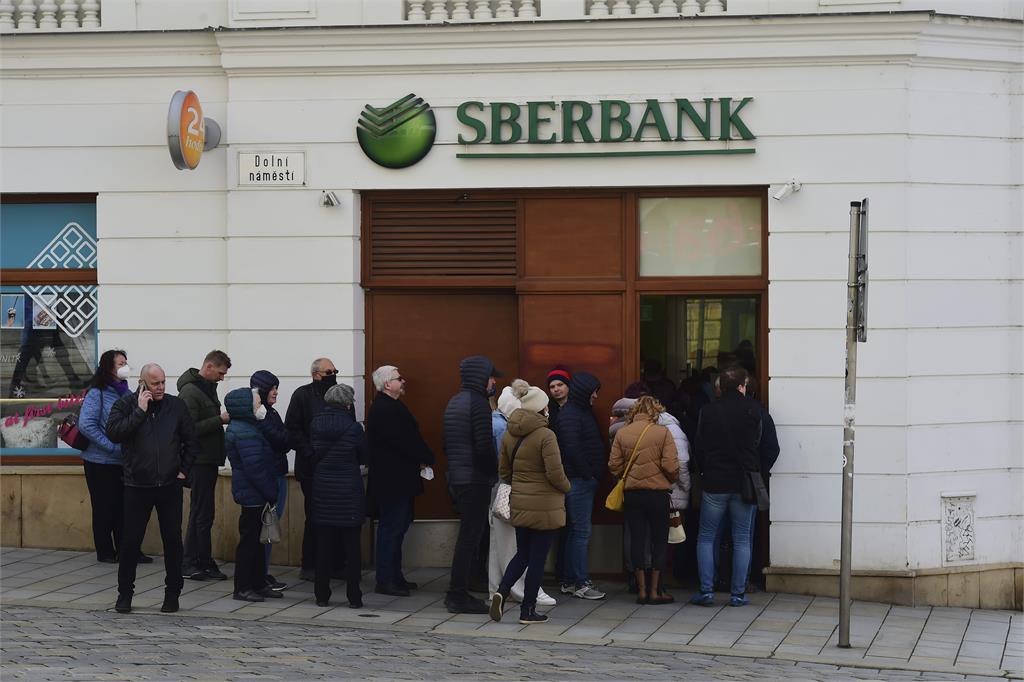 俄羅斯遭經濟制裁！鄰國憂「存款凍結」　民眾擠爆銀行「搶領現金」