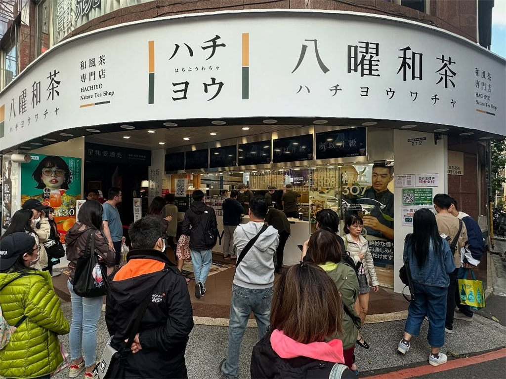 Threads成為流量密碼、八曜小編獨特風格爆紅！手搖飲品牌如何在社群熱度中突圍而出？