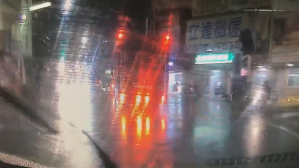 貨車輾斃騎士 外送員路過棄單淋雨搶救