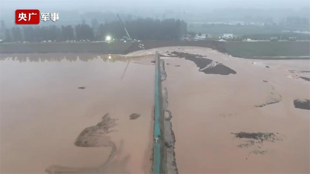中國暴雨！洛陽伊河灘水壩驚現20米裂縫　軍方警告恐坍塌
