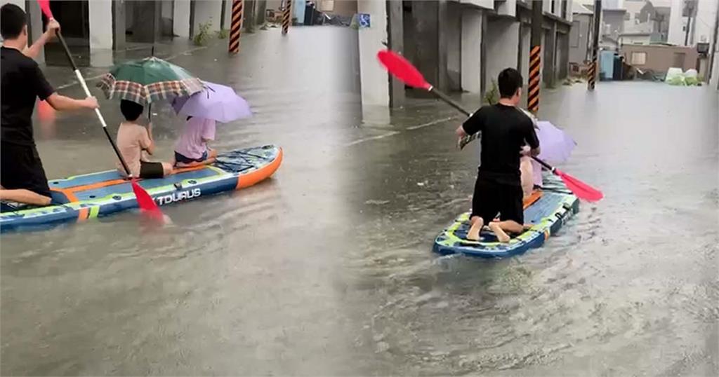 多圖／豪雨炸台南高雄！ 自宅前變「小河」玩立槳　13區淹水警戒
