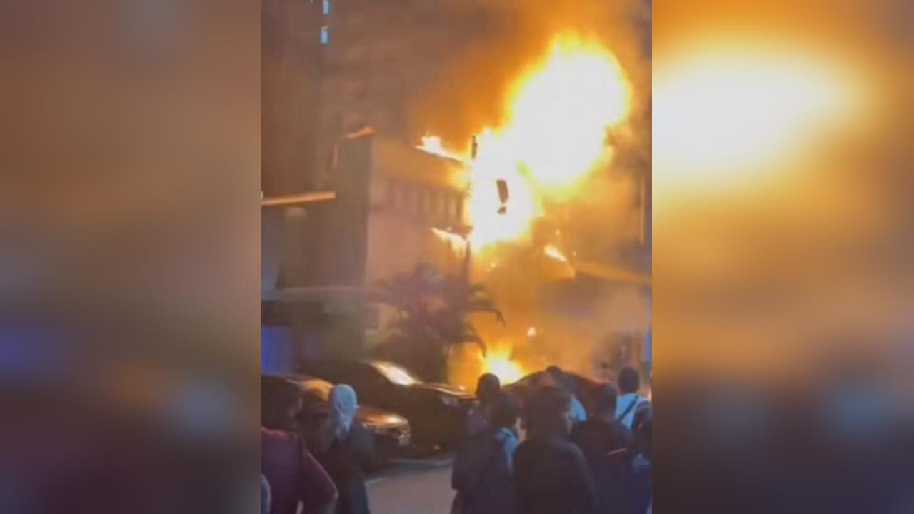 馬來西亞年終尾牙驚魂！　烈焰吞噬天花板、上千名員工逃命