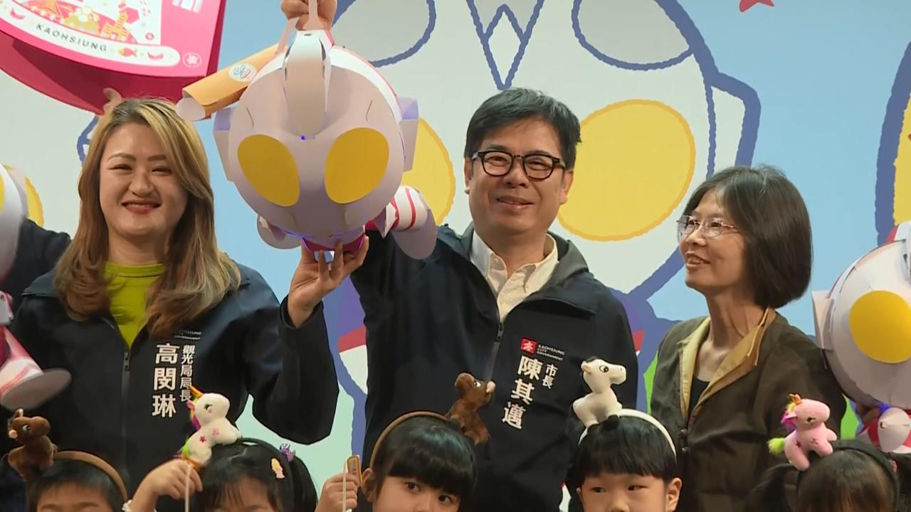 陳其邁炫耀超人力霸王大號提燈 擊中女童髮箍、網友笑翻:陳三歲