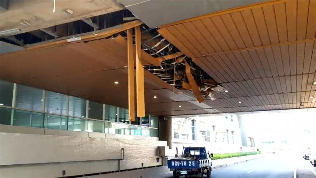 吊車撞桃機通道天花板 隔板損毀鋁柵懸空