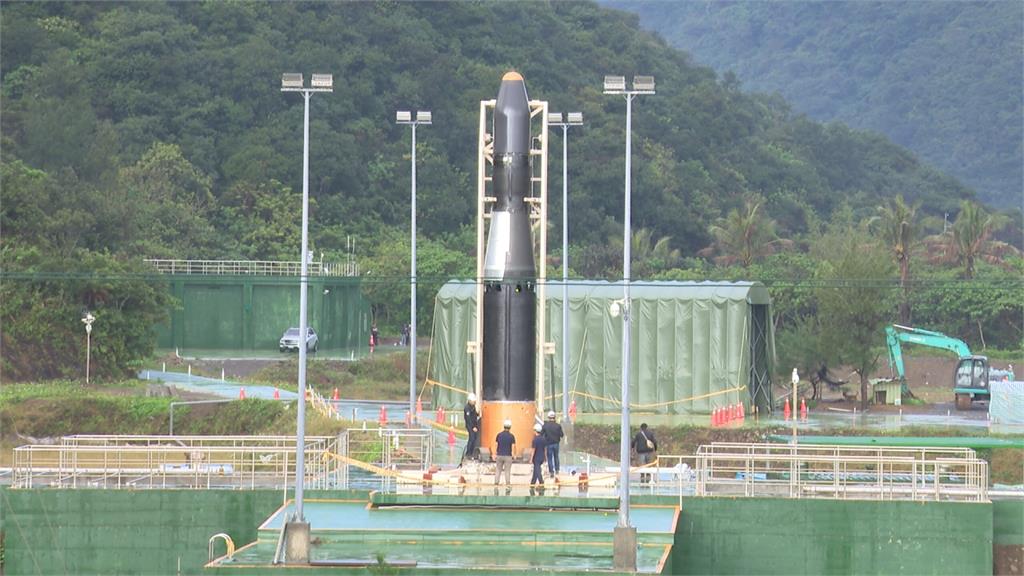 台灣首枚民間自製火箭 天氣不佳中止試射