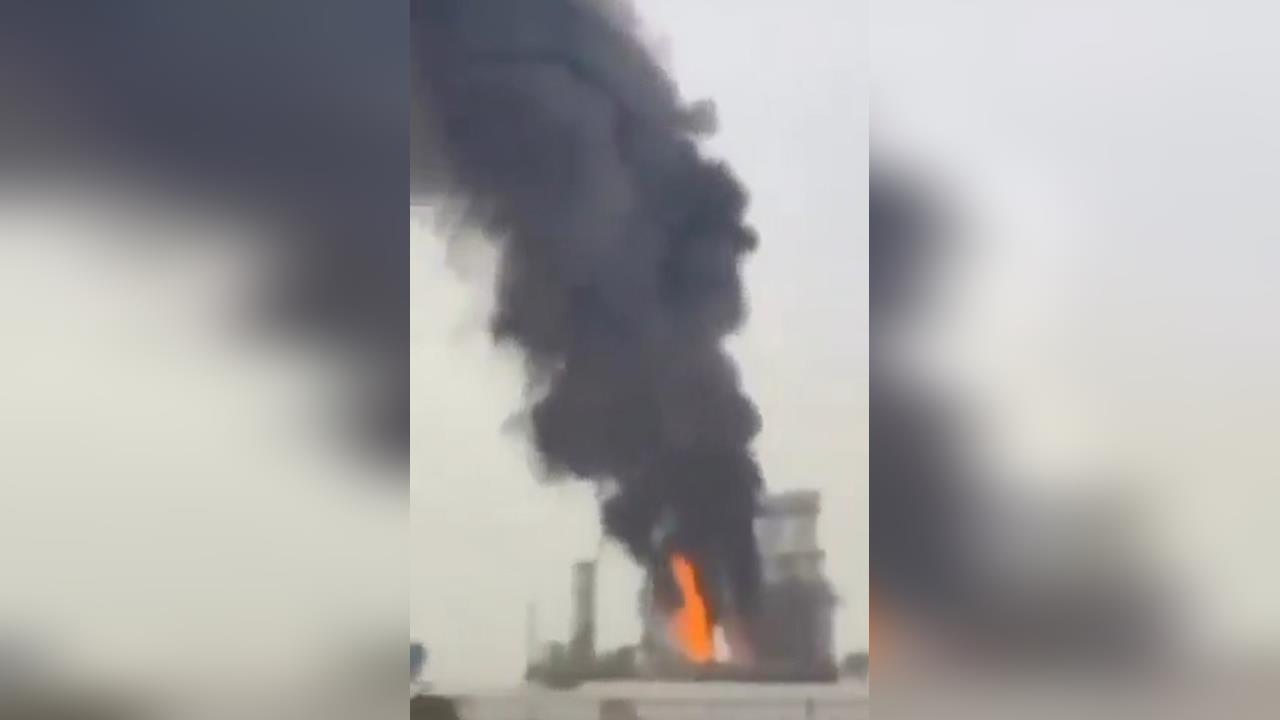 快新聞／中東戰火不息！伊朗無人機再轟科威特煉油廠　黑煙直竄天際畫面曝