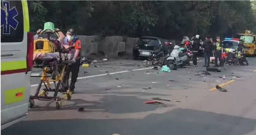 台南西港大橋河堤道路嚴重車禍！女突逆向撞飛8騎士　1人送醫不治