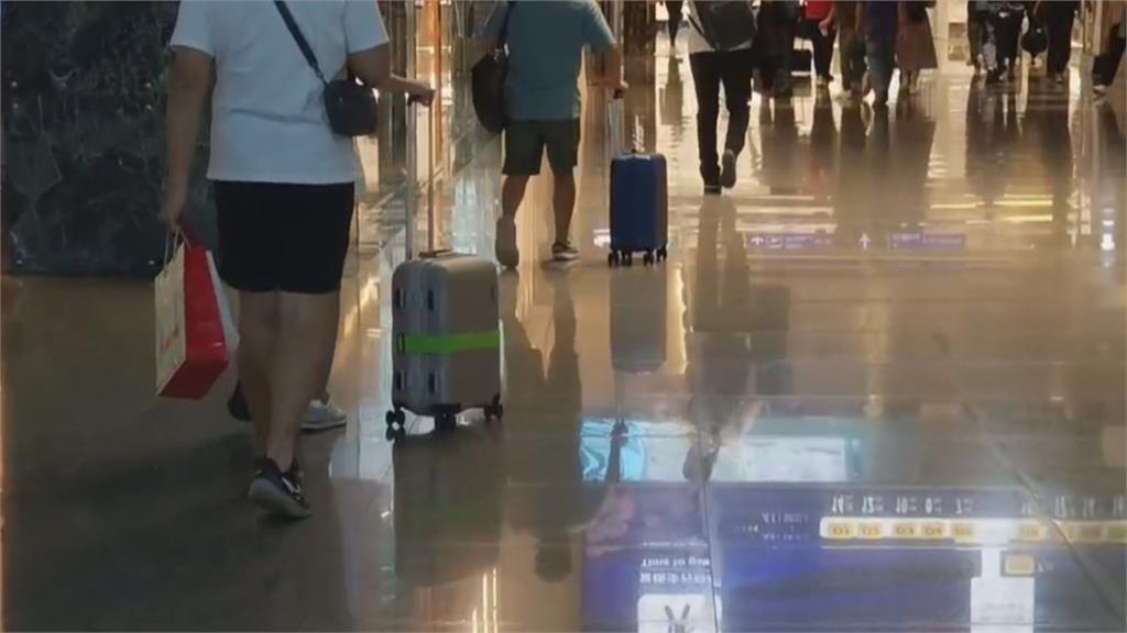 桃機航廈奇景　年輕人騎電動行李箱亂竄