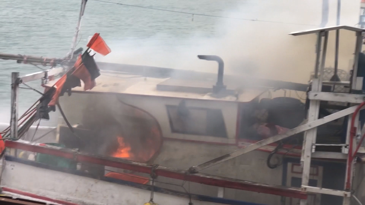 花蓮港碼頭油庫旁火燒船 中油啟動灑水措施