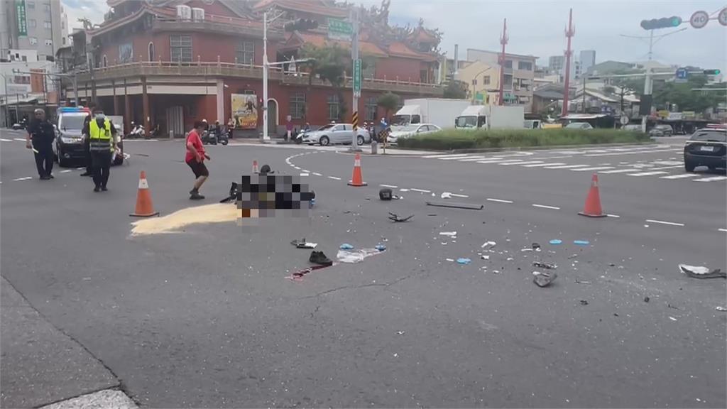 驚悚車禍疑！左轉車未禮讓　雙載機車倒地一人無生命跡象
