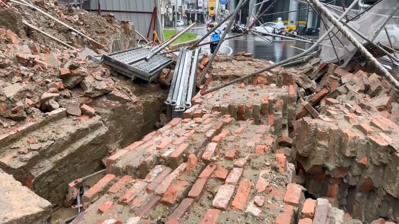 豪雨狂炸！台南古蹟大東門工程倒　鷹架、石塊散落道路