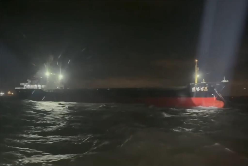 中籍漁船越界玩命搶撈　海巡艦艇摸黑逆浪出擊驅離