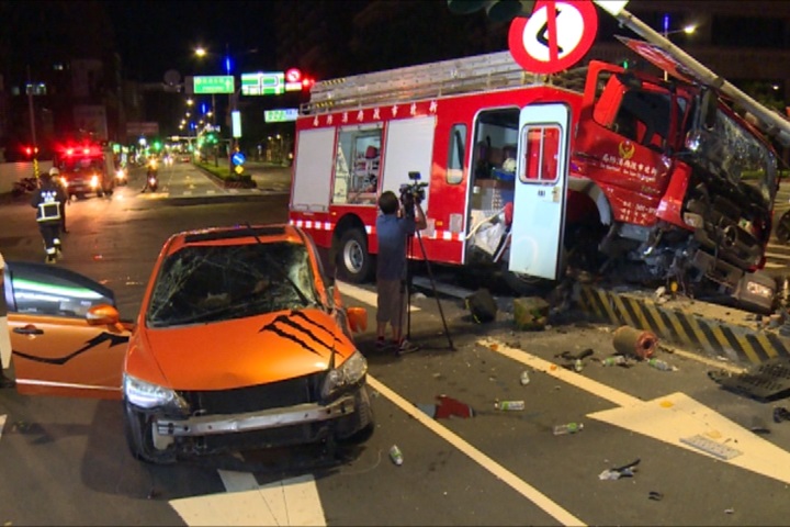 消防車出勤被小客車撞翻 肇事責任待釐清