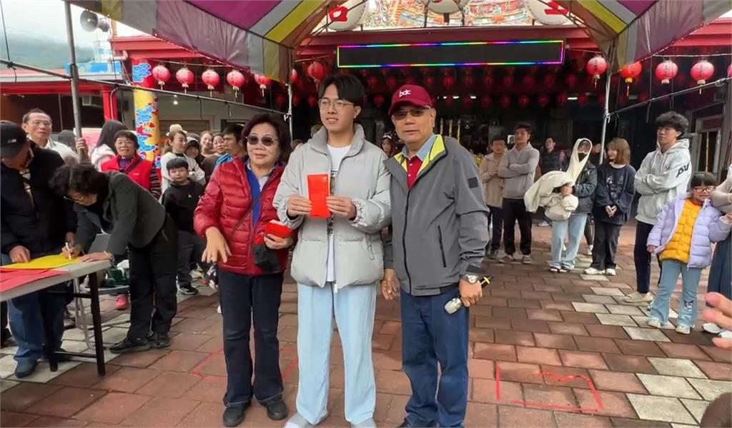 台東聖安宮「擲筊大賽」總決賽！　　新竹大學生連擲12聖杯奪冠
