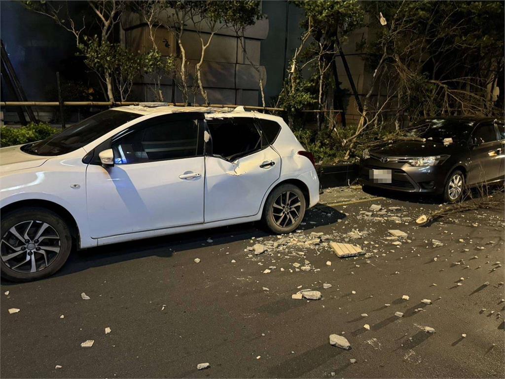 桃園大樓下「磁磚雨」兩車遭波及車損慘況曝