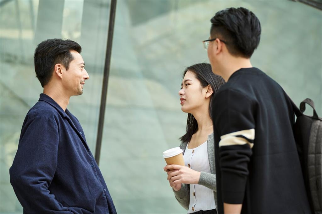 當同事要找妳聊八卦時怎麼辦？5個職場自保心法讓妳不淪為八卦轉運站