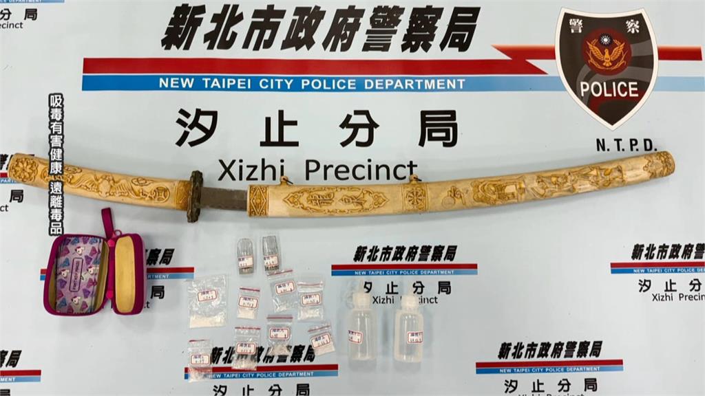 汐止警匪追逐！毒販衝撞警車　車內驚見武士刀、喪屍煙彈