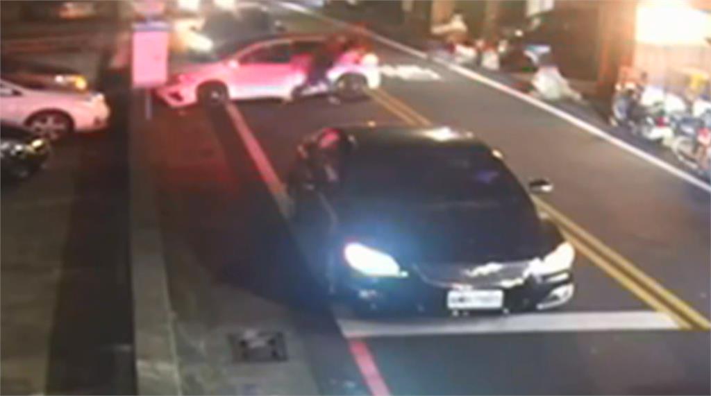 驚險！車手逃逸「開車撞員警」　下一秒失控自撞落網