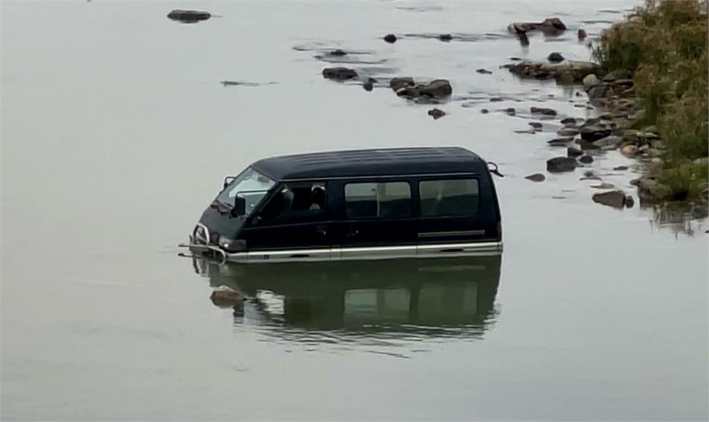 美崙溪新裝置？　廂型車疑似撿漂流木遇漲潮「卡卡」