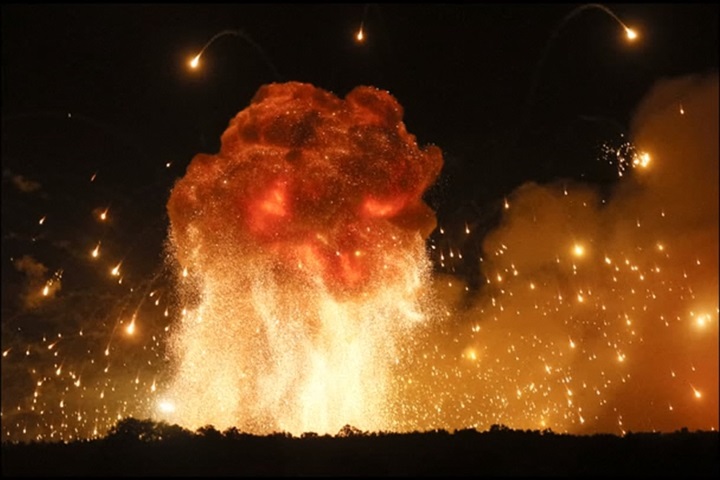 烏克蘭軍火庫大爆炸 火光沖天畫面驚人