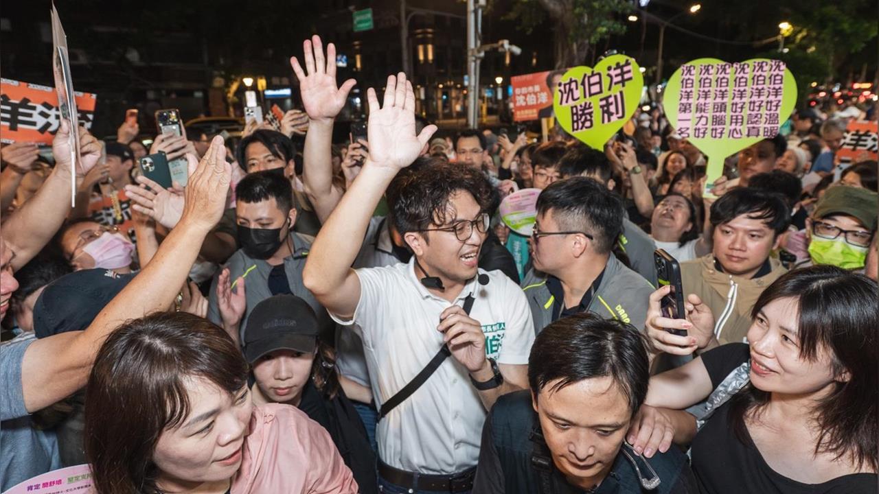 快新聞／「洋流」買爆臨江夜市！沈伯洋現身引發轟動　烤玉米賣光光