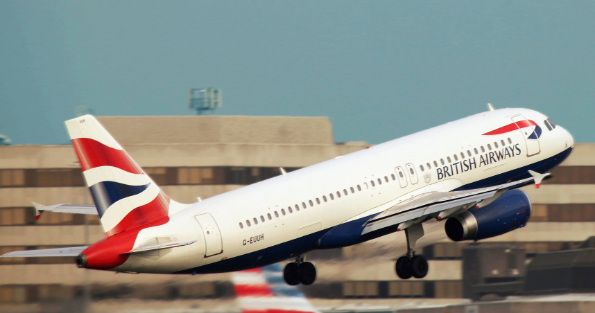 60多歲婦搭機猝逝「遺體被塞備餐間加熱」 全機飄屍臭!空服員崩潰