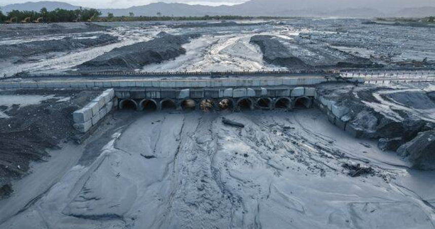 馬太鞍溪堰塞湖狀況!夜間溢流淹便道 官方急澄清「橋沒被沖走」