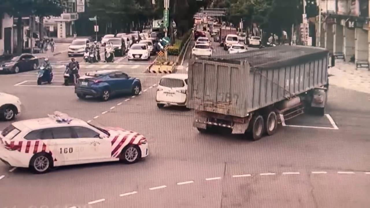 砂石車駕駛試圖衝撞拒檢逃逸 警肉身阻擋「舉槍圍捕」