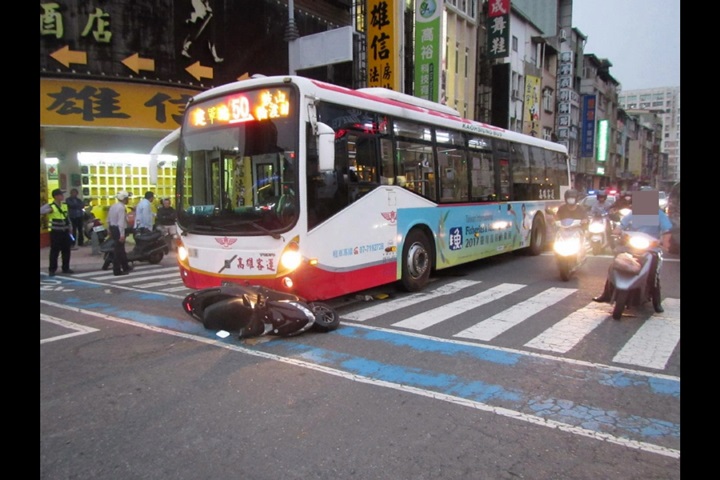 公車煞車失靈追撞3機車 騎士雙腿骨折送醫