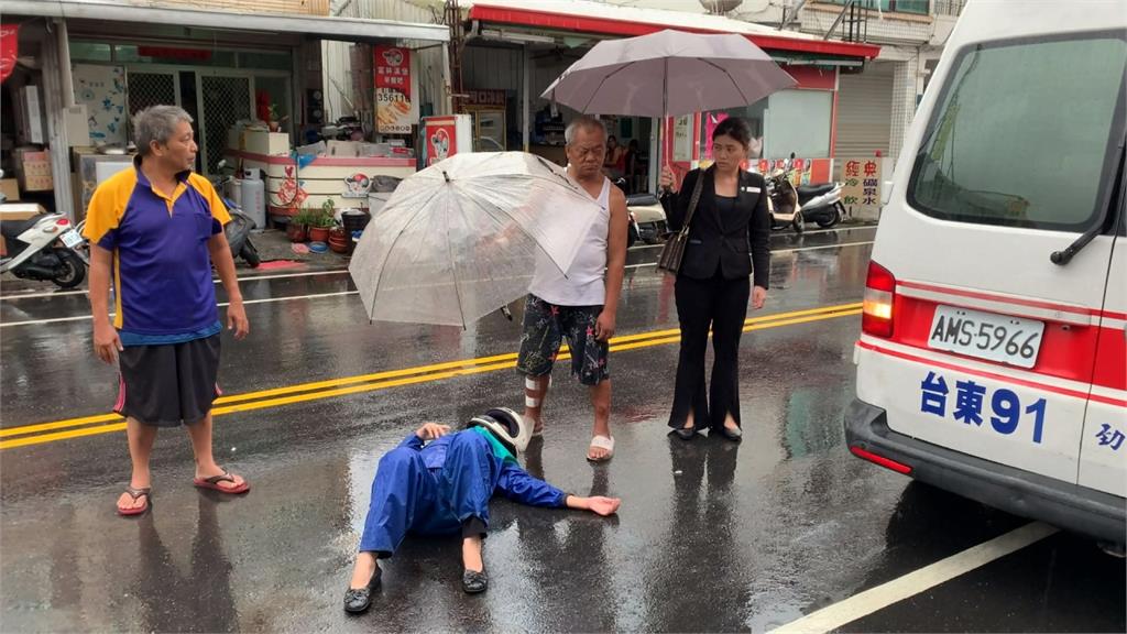 暖！台東老婦車禍倒地不起 民眾撐傘、轎車當路障護身