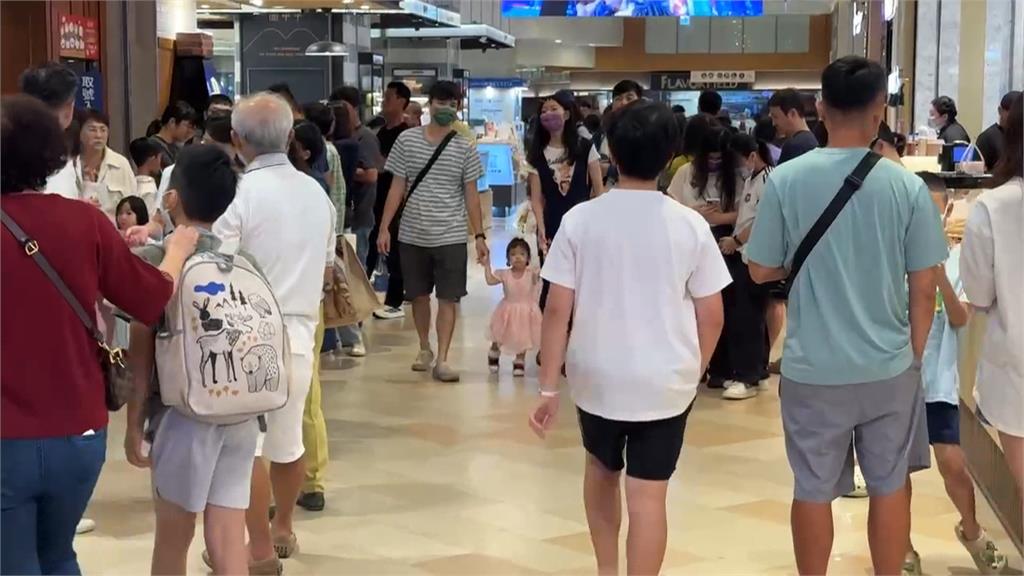 高雄颱風假！　百貨照常營業湧人潮