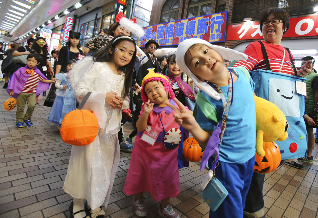 女巫、公主、恐龍全上街！　日本民眾變裝遊行歡慶萬聖節