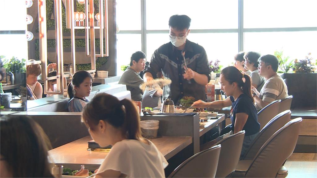 缺工！餐旅業近三年調高薪資13%　勞退均薪仍不到3萬元