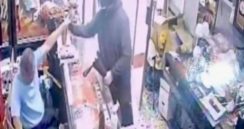 噴辣椒水、鐵鎚砸櫃搶200萬黃金 犯嫌落網不供飾品下落