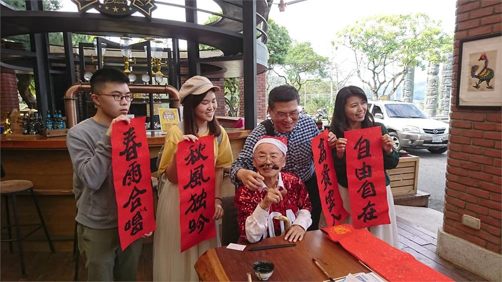 黃炳松熱愛藝術創作 美人樹搭成活十字架力拚金氏紀錄