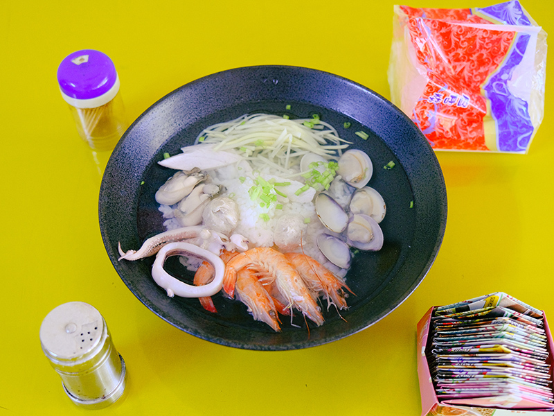 來到鹽埕怎能不吃海產粥！在地靈魂料理"滿滿一碗海味"太過癮