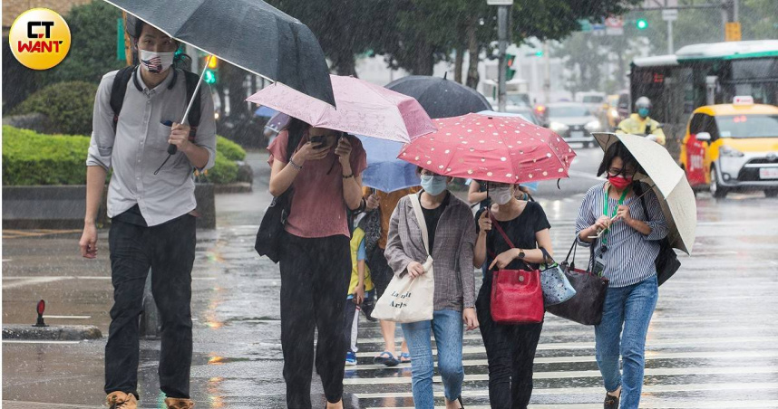 風雨又猛又大！台北人轟政府不放颱風假「不把人命當一回事」　慘遭網打臉