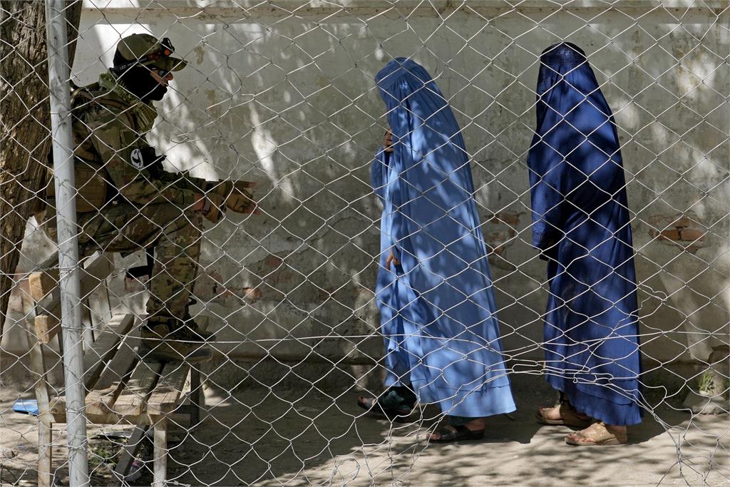 快新聞／阿富汗塔利班最高領袖下令　婦女公共場合須穿全身罩袍