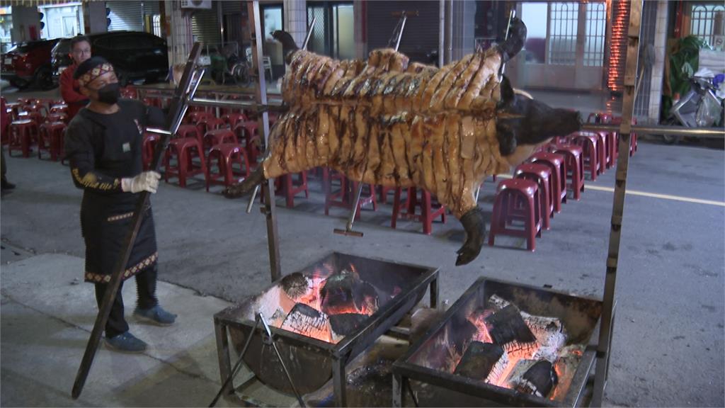 那瑪夏封街烤山豬 民眾戴口罩排隊領美食