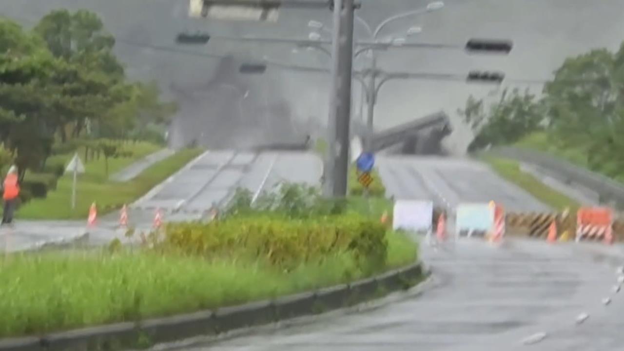 驚悚瞬間！堰塞湖洪峰沖斷大橋　花蓮人尖叫「橋不見了」