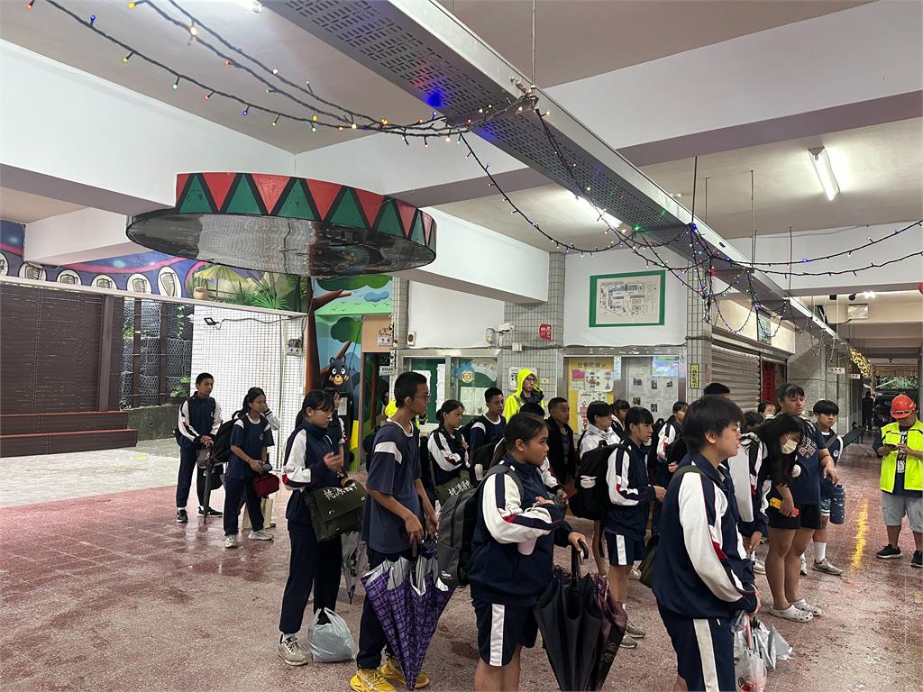 快新聞／雨彈開炸！　高雄桃源國中今停課　45師生緊急撤離畫面曝