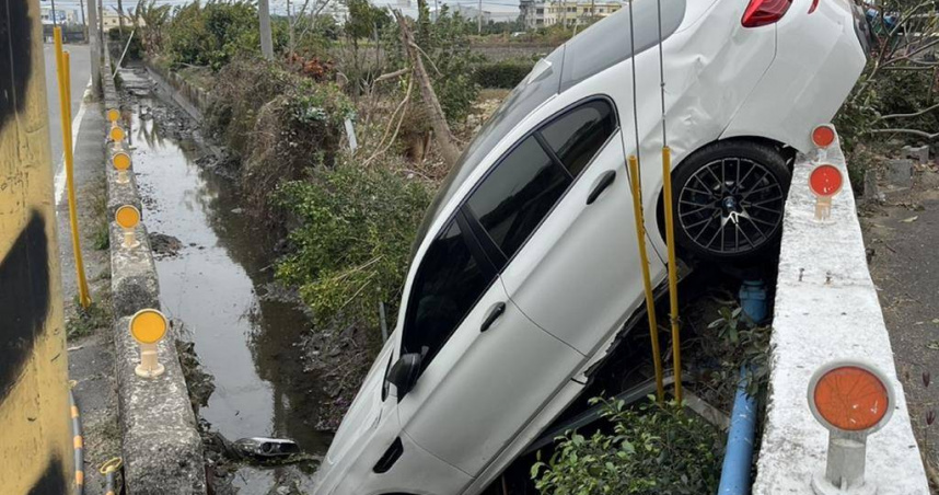 500萬BMW撞土地公廟墜溝　「車在人不在」駕駛棄車神隱