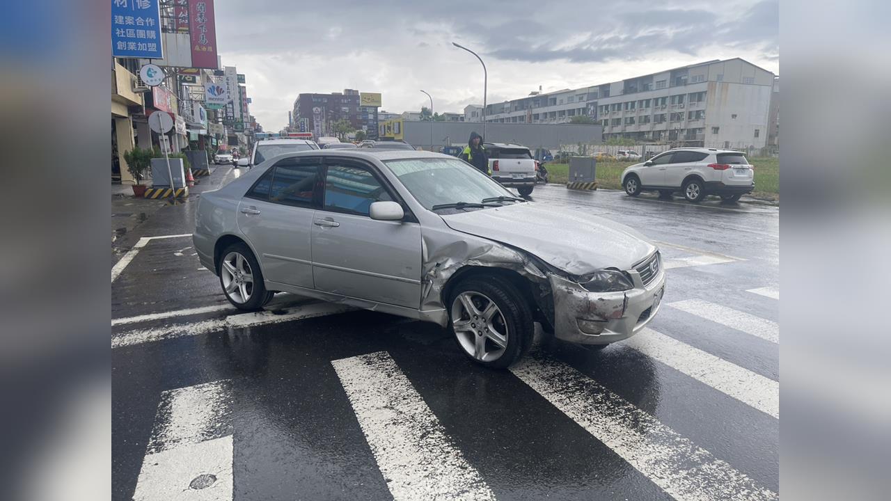 台南汽車暴衝車禍疑肇逃 警車內查獲毒品 肇事駕駛輕傷
