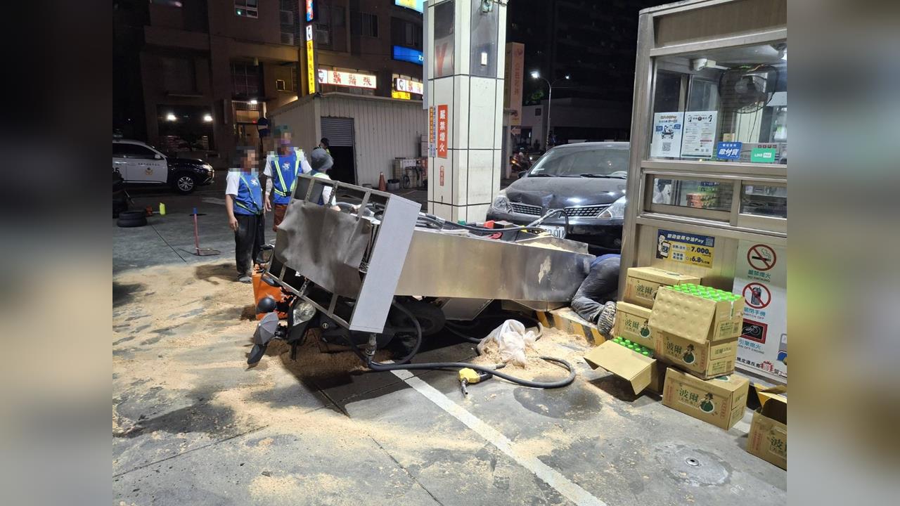 快新聞／怕！桃園龜山小客車撞加油站釀2傷　驚見漏油消防到場警戒
