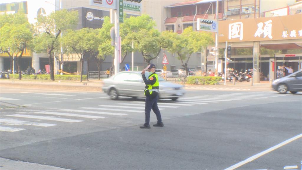 路口紅綠燈全失效　員警全力維護交通順暢