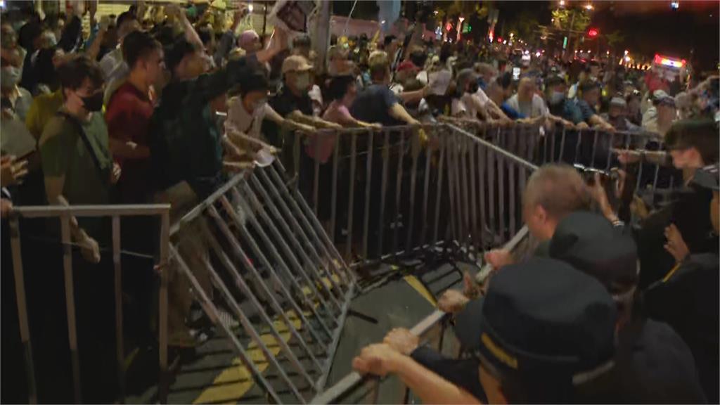驚險畫面曝！藍委率眾衝進北檢　警方急喊「不要往前推」