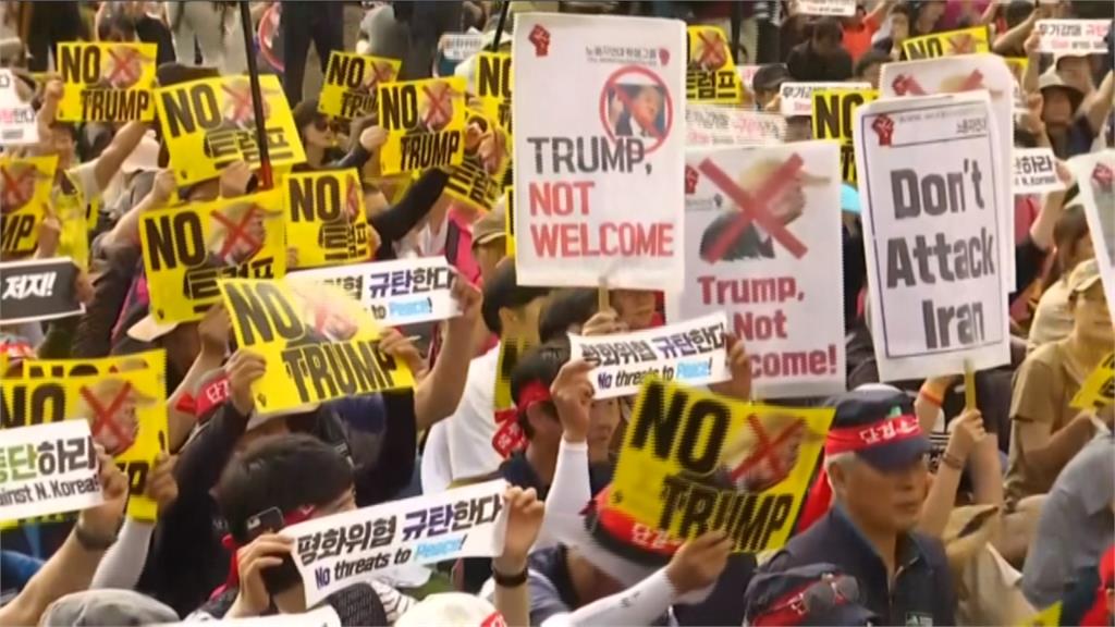 川普轉往南韓訪問 首爾市政廳聚集示威人潮