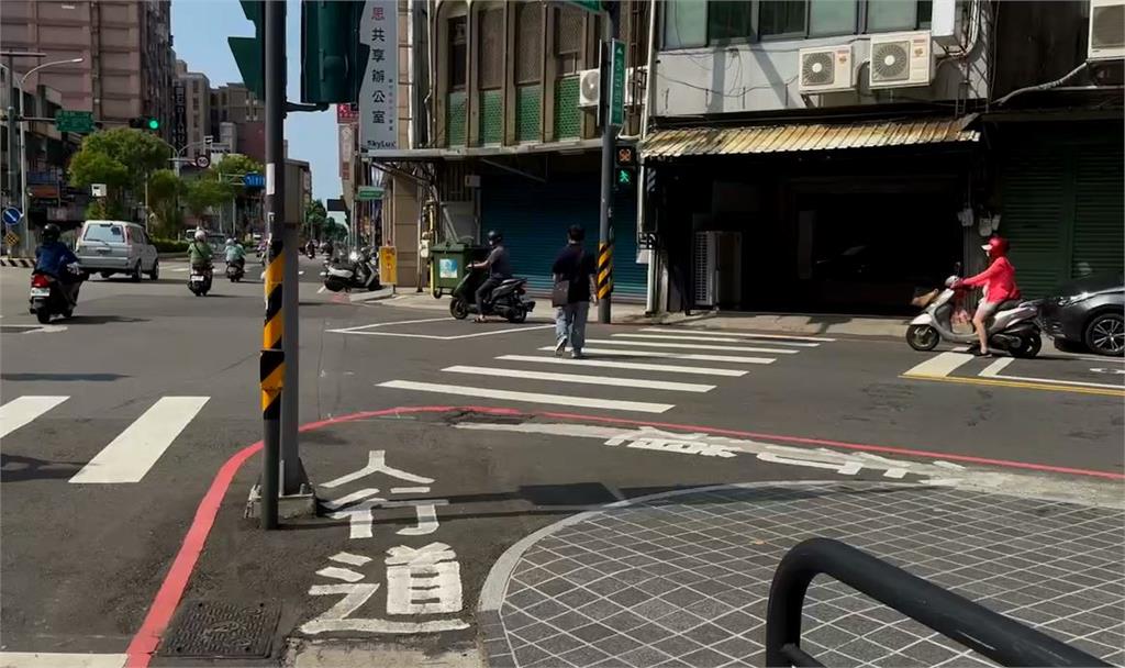 竹市這處人行道標示怪怪的！　照著走撞東撞西「市府急澄清」