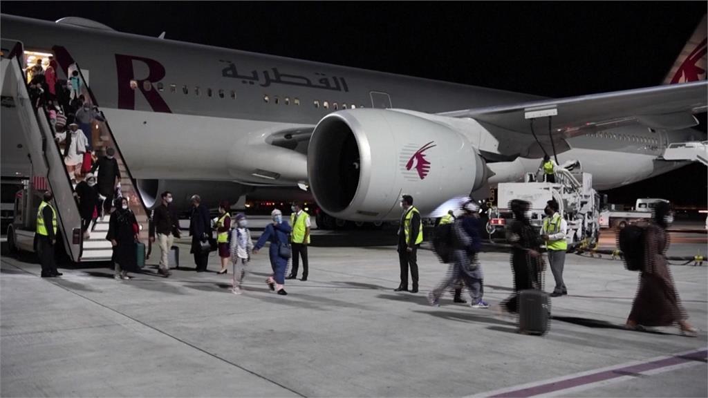 塔利班掌權後　首架撤離包機順利啟航！載上百人飛抵杜哈